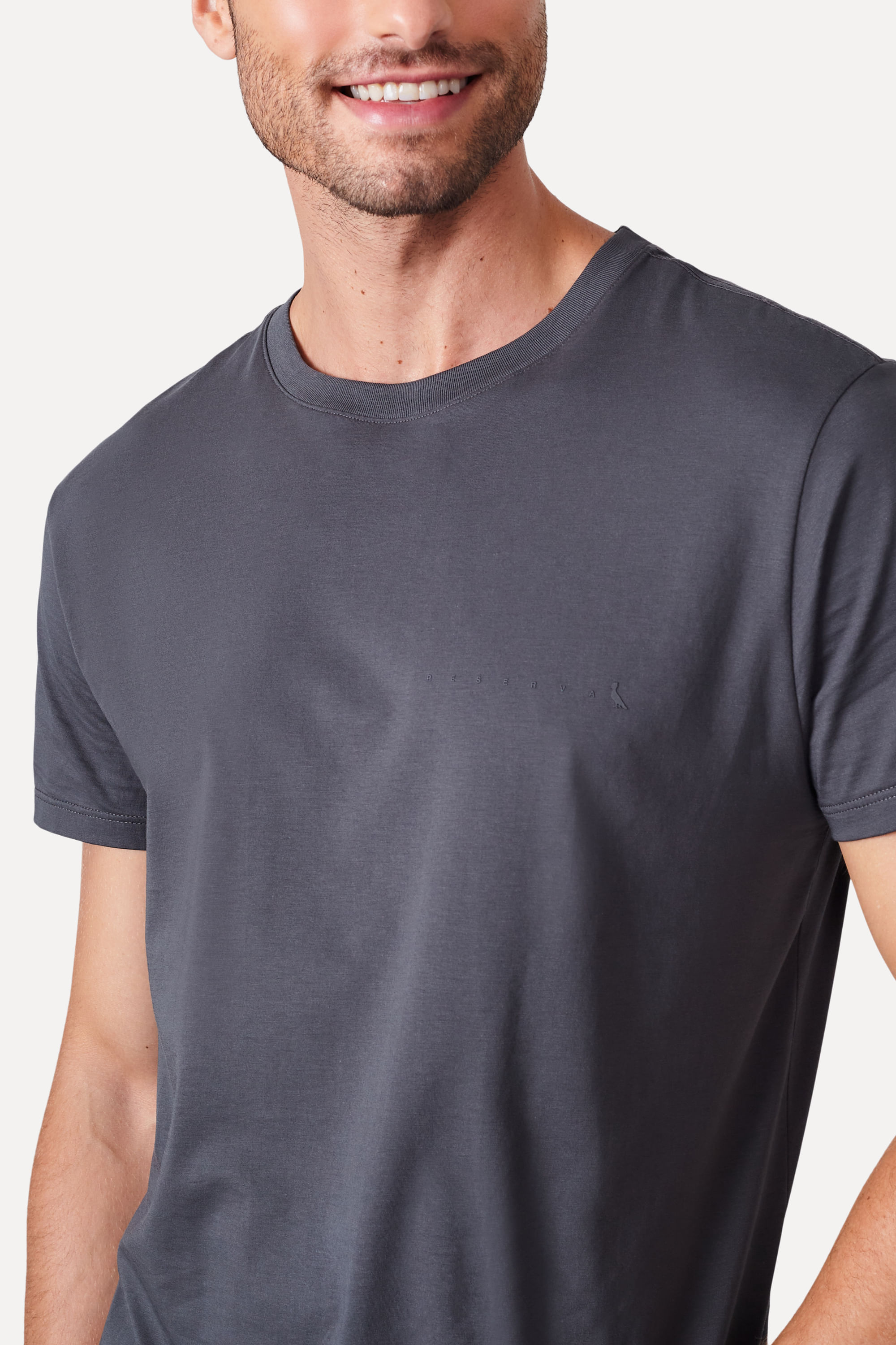 Camiseta Estampa Minimal Logo Peito